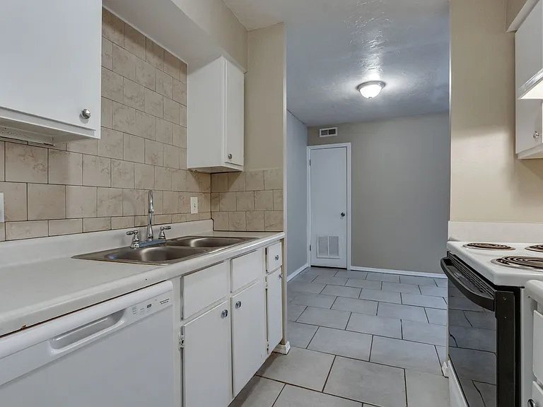 6026 Nw Expy #C — Photo 16