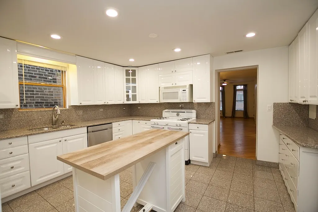 Appealing 2 Bed, 1 Bath at Superior + Rockwell (Ukrainian Village) — Photo 2
