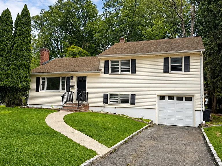 22 Springbrook Rd — Photo 1