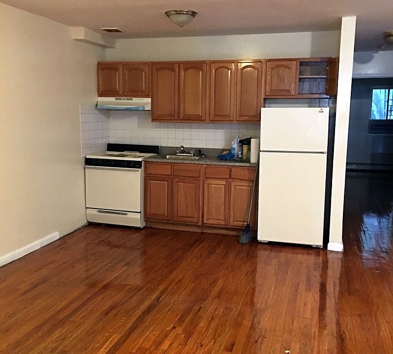 2nd image of 2722 Wallace Ave #1