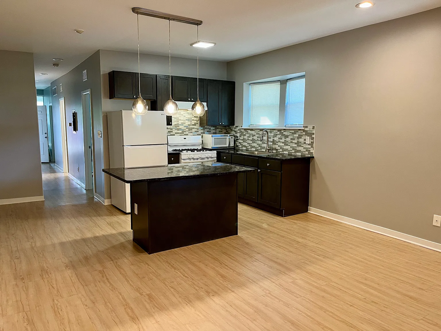 3 bed, $1,350 — Photo 2
