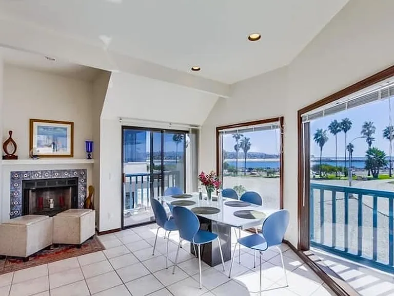 2645 Ocean Front Walk — Photo 8
