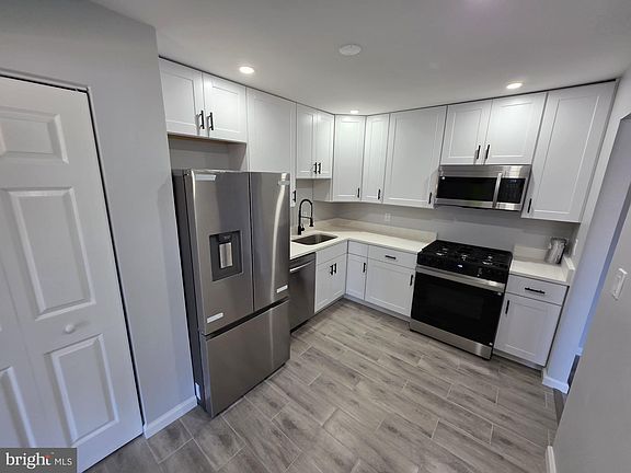 5th image of 4404 Island Pl APT 201