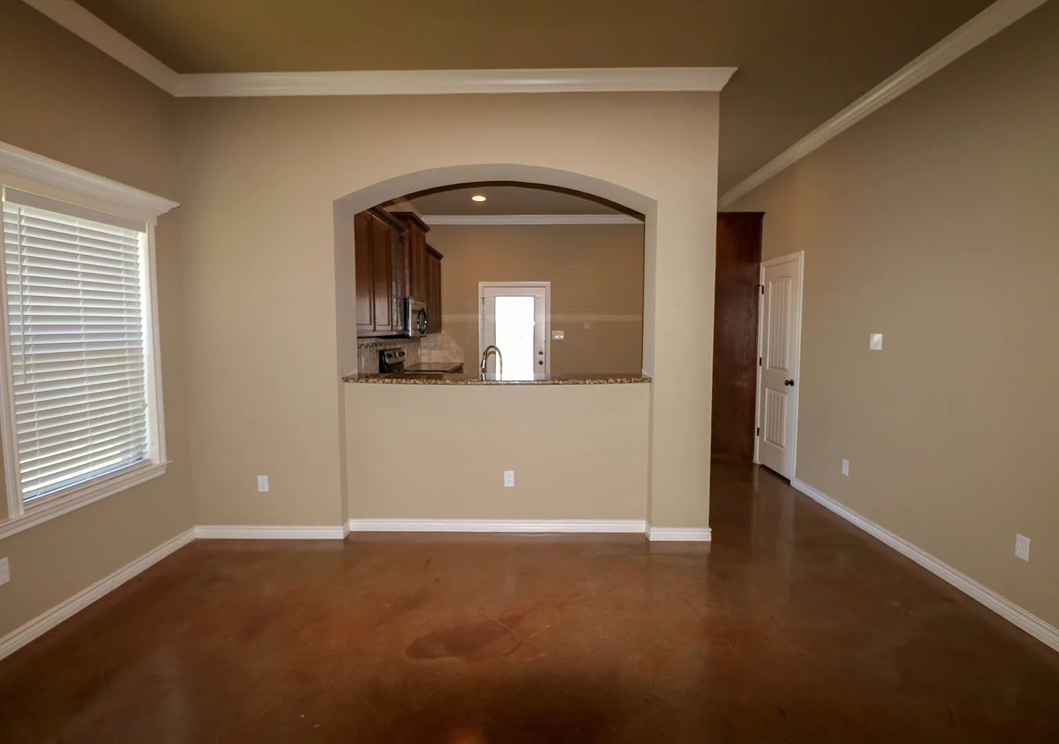 Available Now: 4 bedroom house — Photo 4