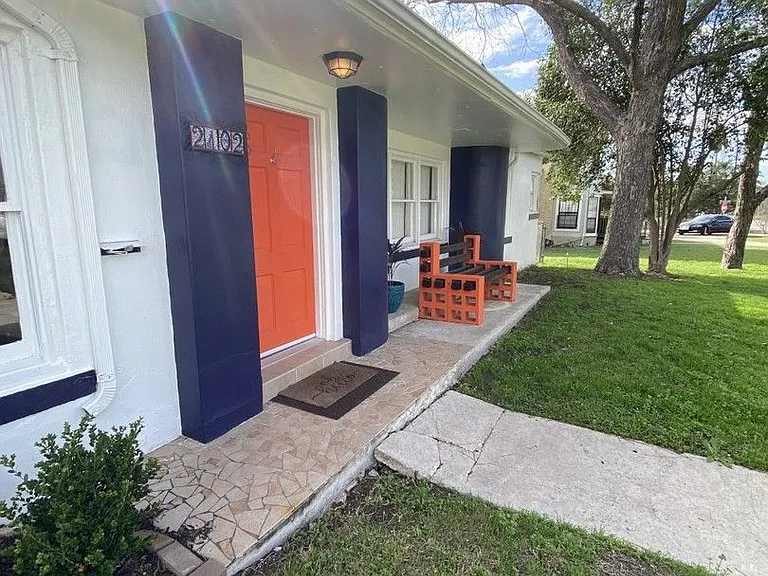 2102 W Mistletoe Ave — Photo 2