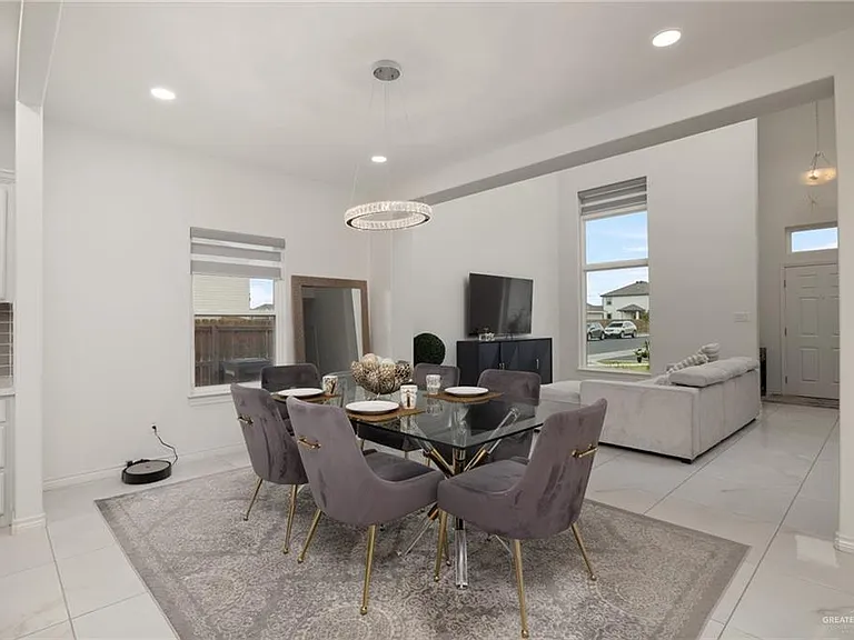405 Olympic St — Photo 4