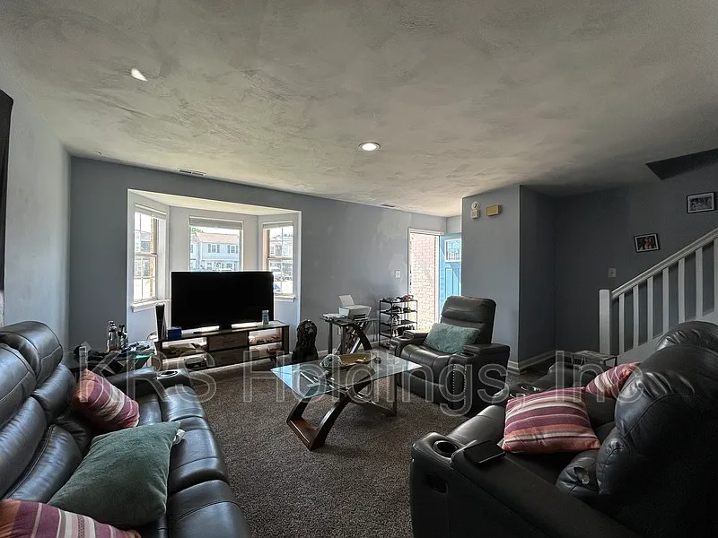 3 bed, 2.0 bath, 1460 sqft, $1,799 — Photo 3