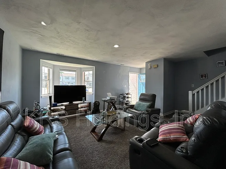 1652 Fairfax Dr — Photo 3