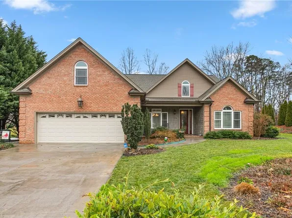 4796 Pebble Lake Dr, Pfafftown, NC 27040