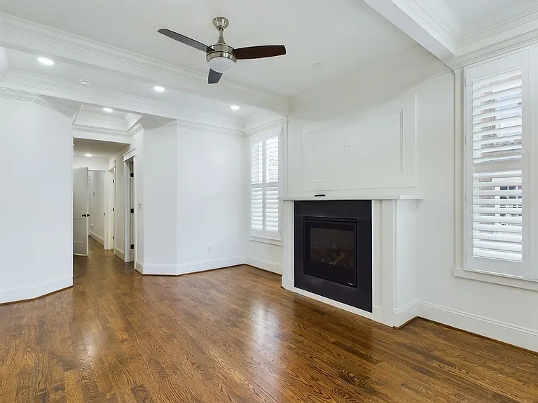2515 E Franklin St — Photo 26