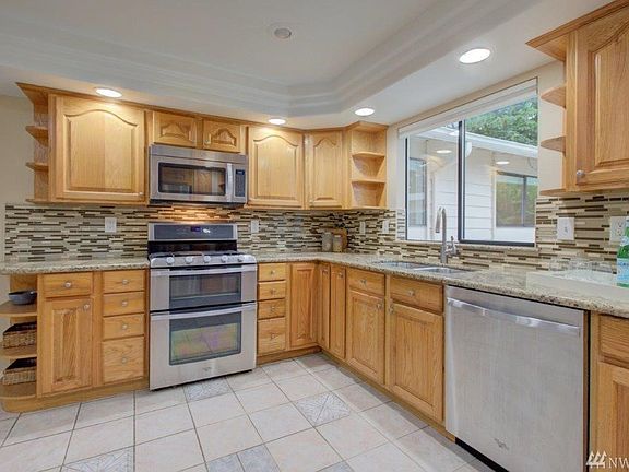 Kitchen with stainless steel appliances & granite countertops