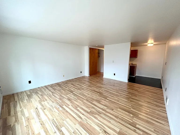 Escolier Apartments — Photo 26