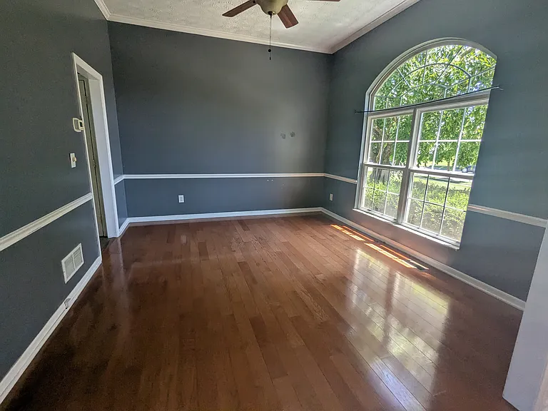 7707 Glenmore Dr — Photo 3