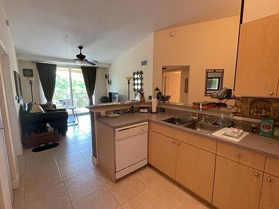 5th image of 923 Villa Cir #923