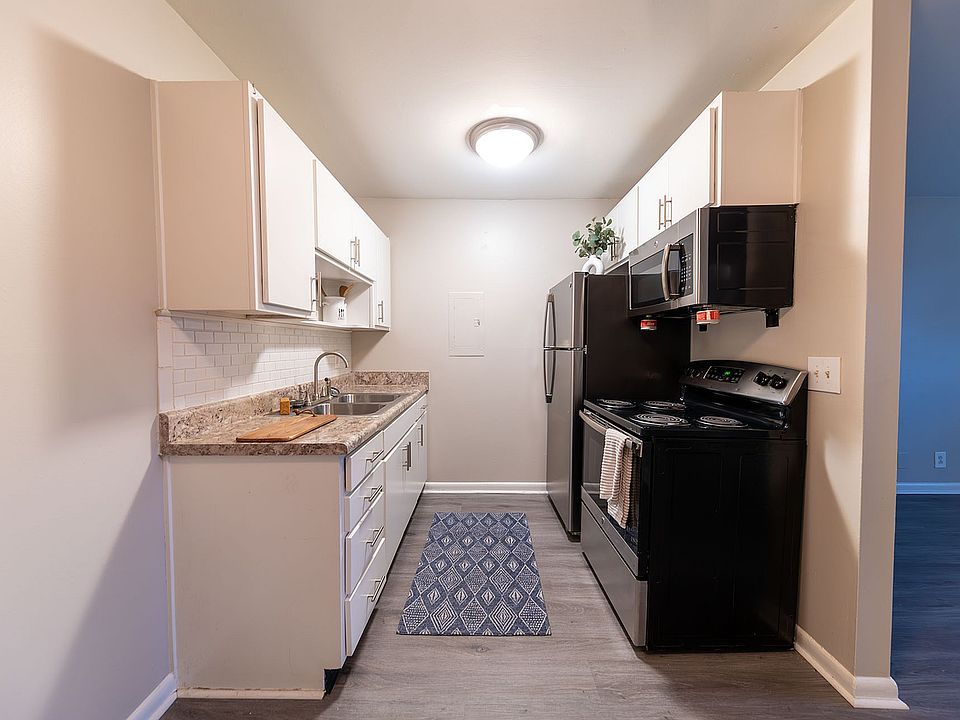 Experience a blend of style and functionality in this modern kitchen.