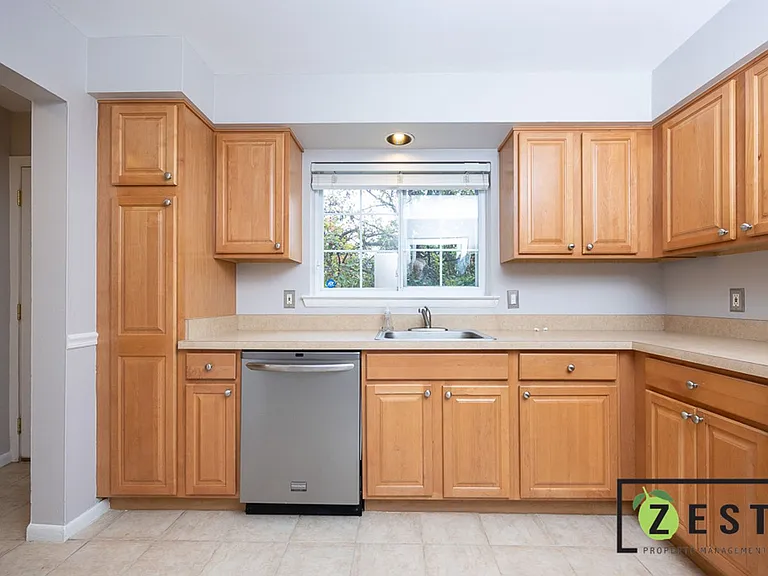 415 Fox Hills Dr N — Photo 11