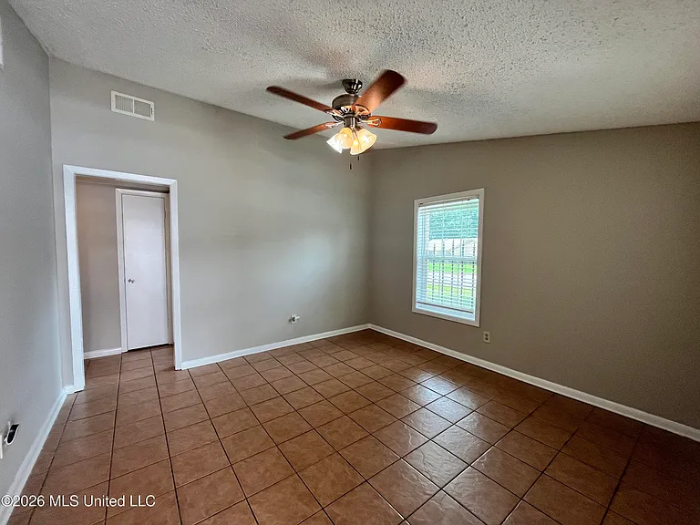 1598 Custer Dr — Photo 4
