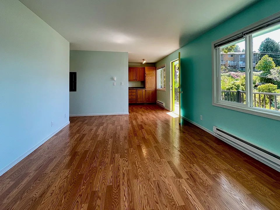 Spacious living room without furniture. Top-floor territorial and garden views and great light.