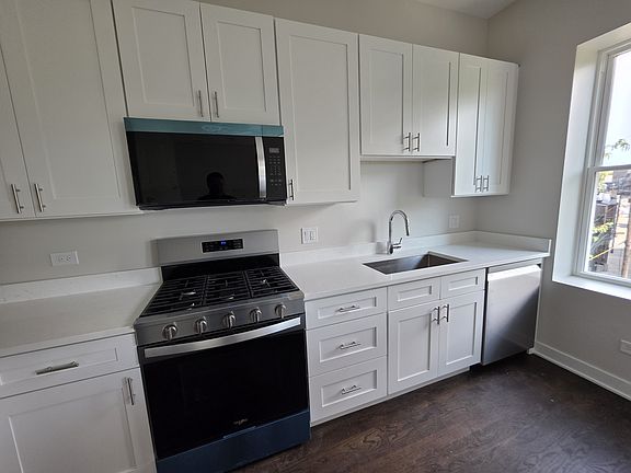 4th image of 3726 N Racine Ave #3