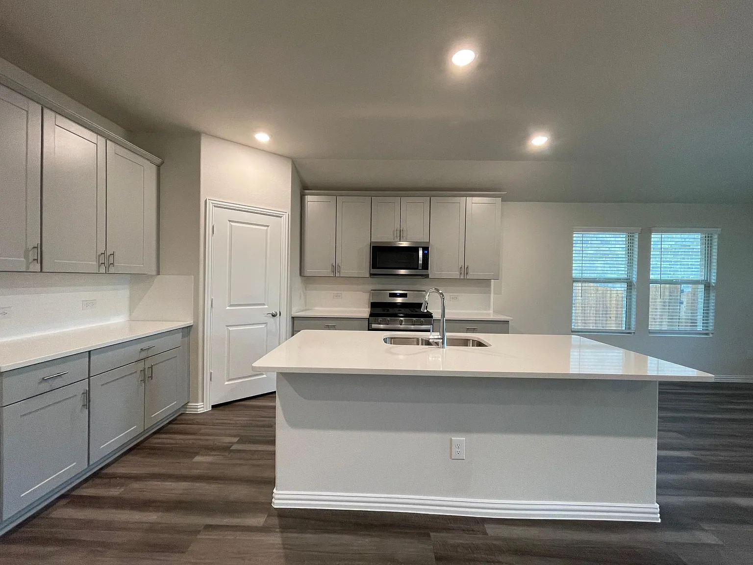 4 bed, 2059 sqft, $2,600 — Photo 3