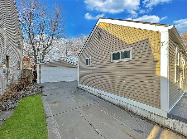 915 E Barrett Ave — Photo 12