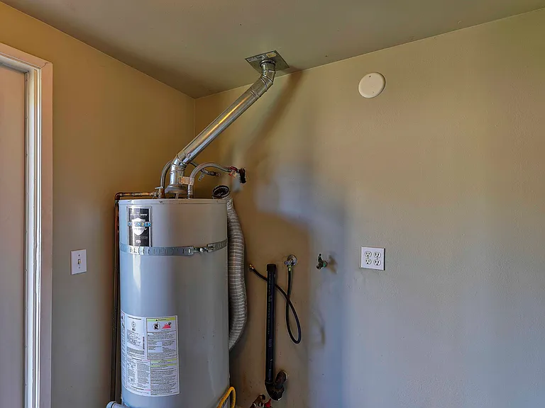 Laundry Room (washer/gas dryer stackable)