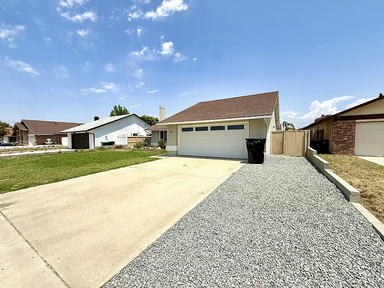 2382 Carlsbad Cir — Photo 3