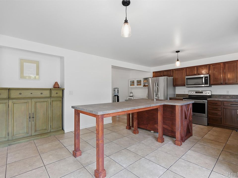 22571 E Thirteen Mile Rd, photo 9