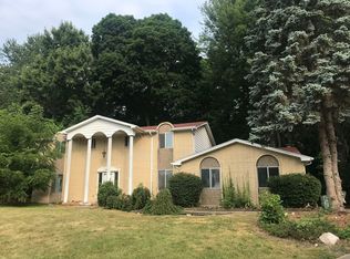 19901 S Riverhill Dr, Clinton Township, MI 48036