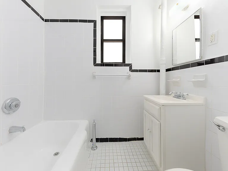 86-09 208th St #3E — Photo 3