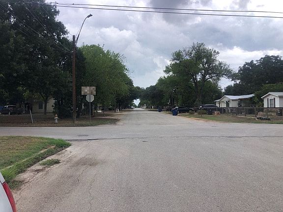 5th image of 505 N Veramendi Ave