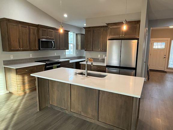 3rd image of 216 Claret Dr