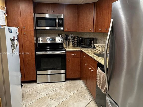 4th image of 300 Bayview Dr APT 2004