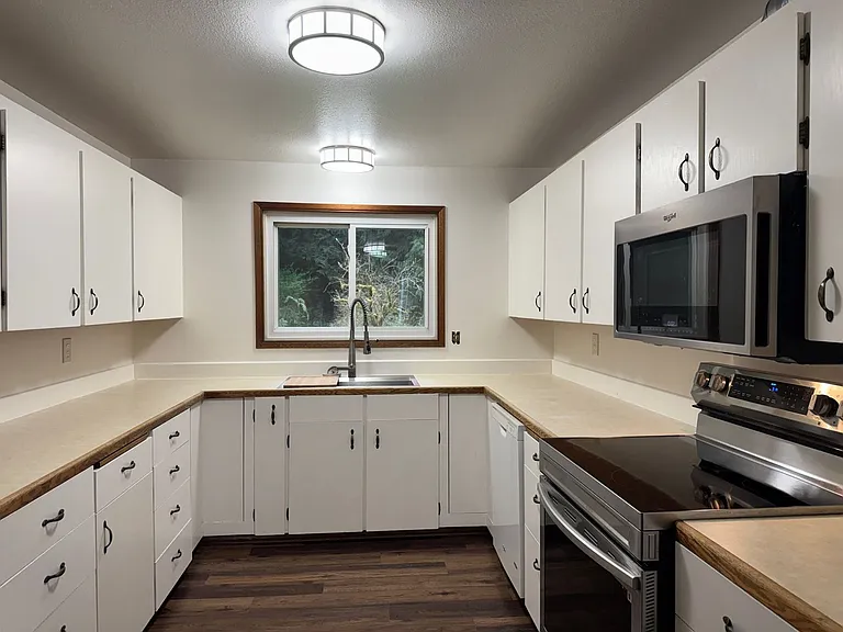 4005 NE Kedros Dr — Photo 7