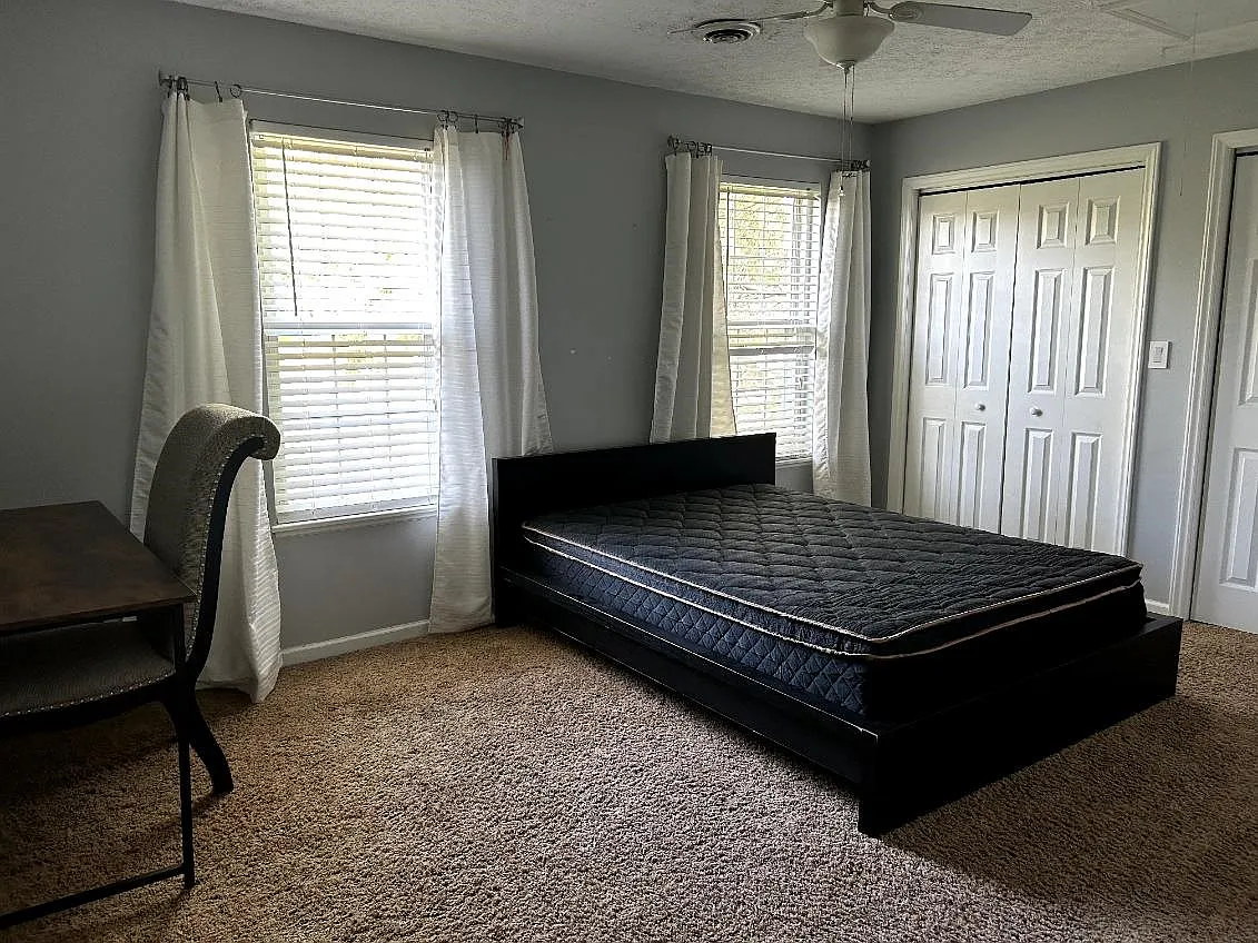 5 bed, 2.5 bath, 2194 sqft, $990 — Photo 1