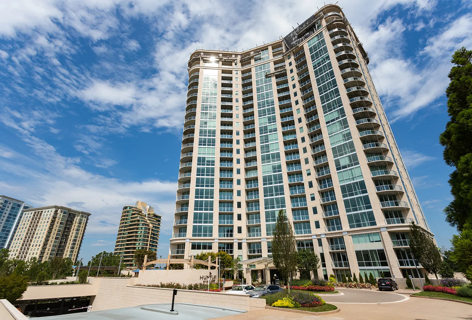 The Huntley Luxury Apartments — Photo 2