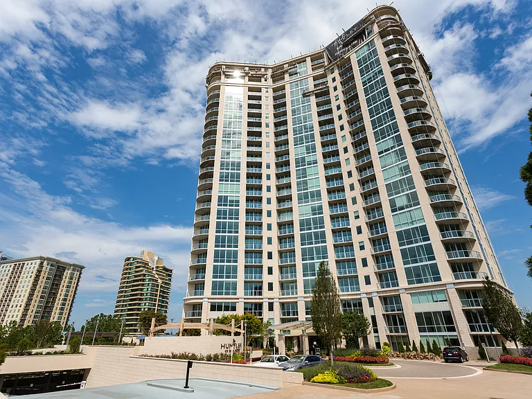 The Huntley Luxury Apartments — Photo 2
