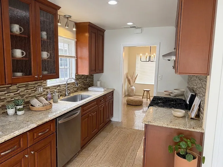 6836 Lindley Ave — Photo 8