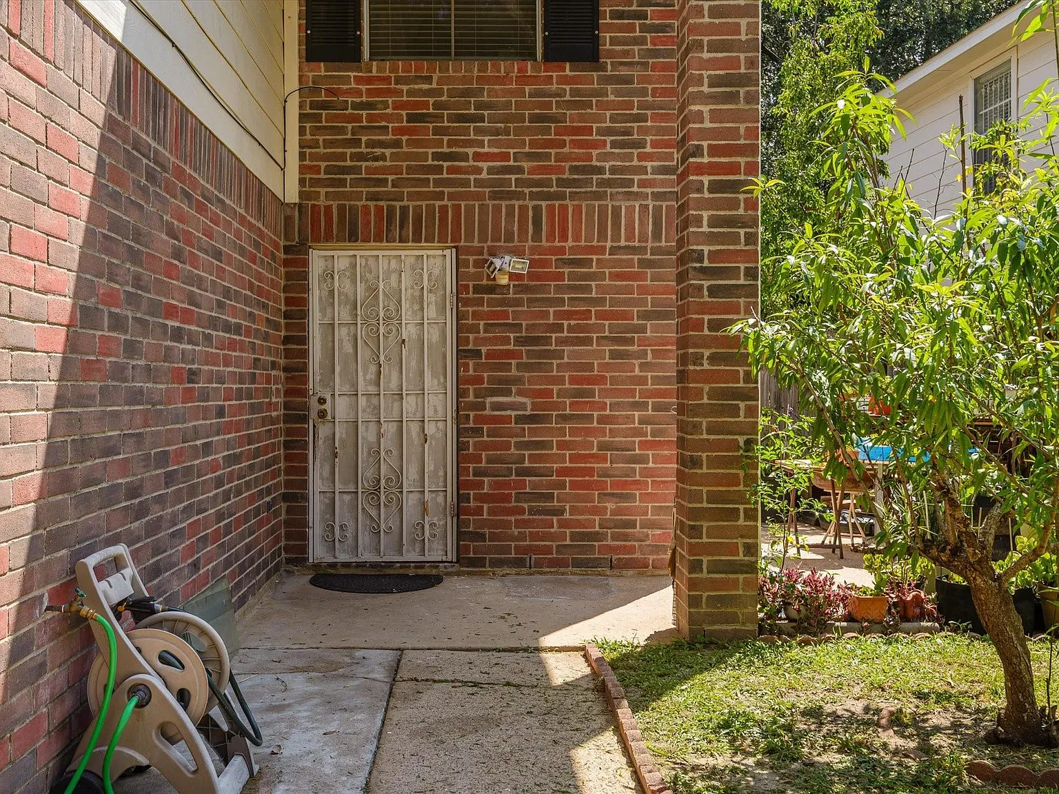 6 bed, 2.5 bath, 2484 sqft, $2,195 — Photo 3