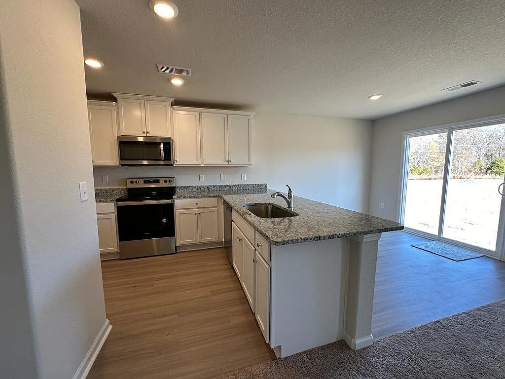 3 bed, 2.5 bath, 1679 sqft, $1,950 — Photo 4
