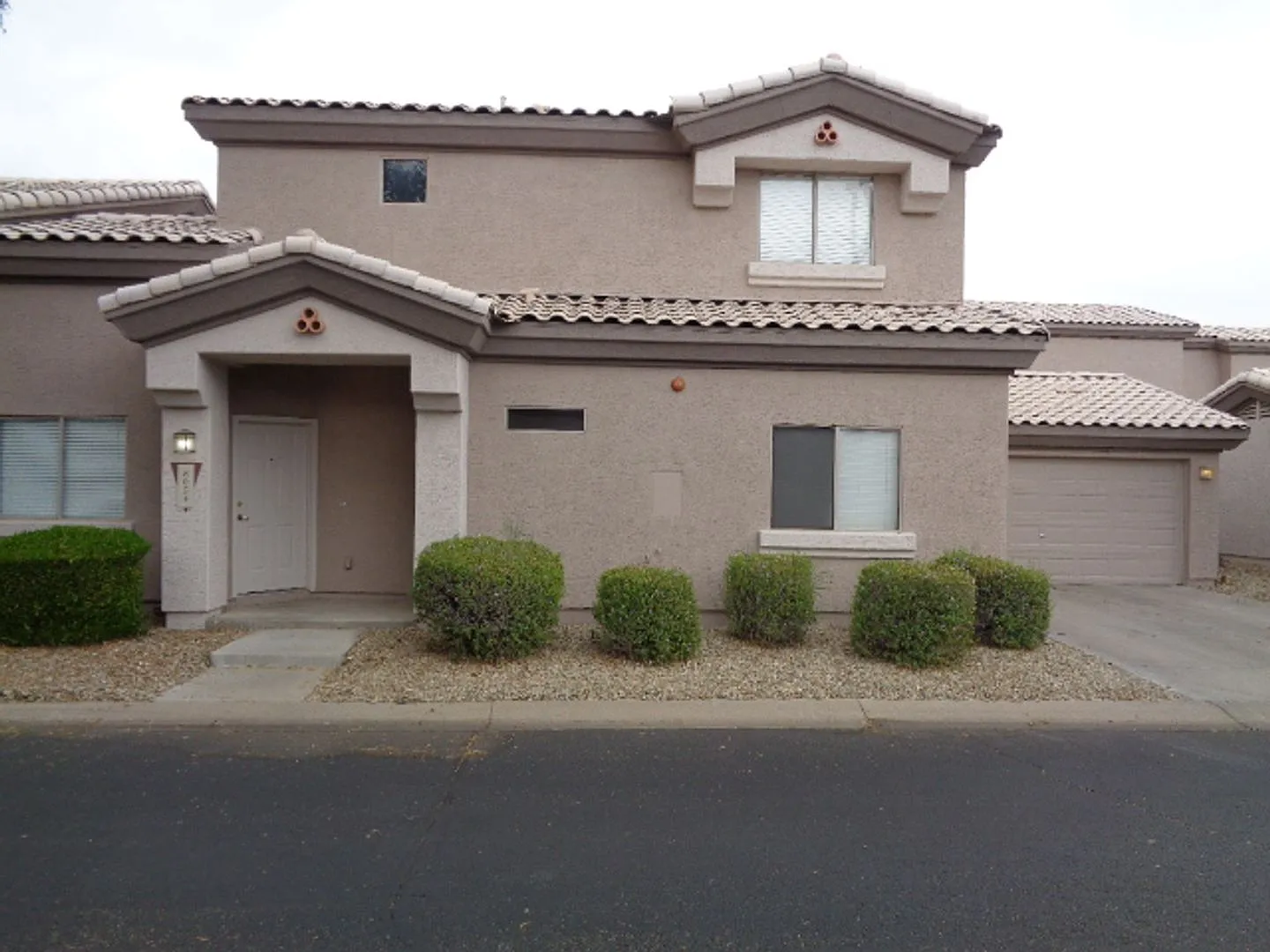 Great 3 bedroom house in gated community near Arrowhead Town Center — Photo 1