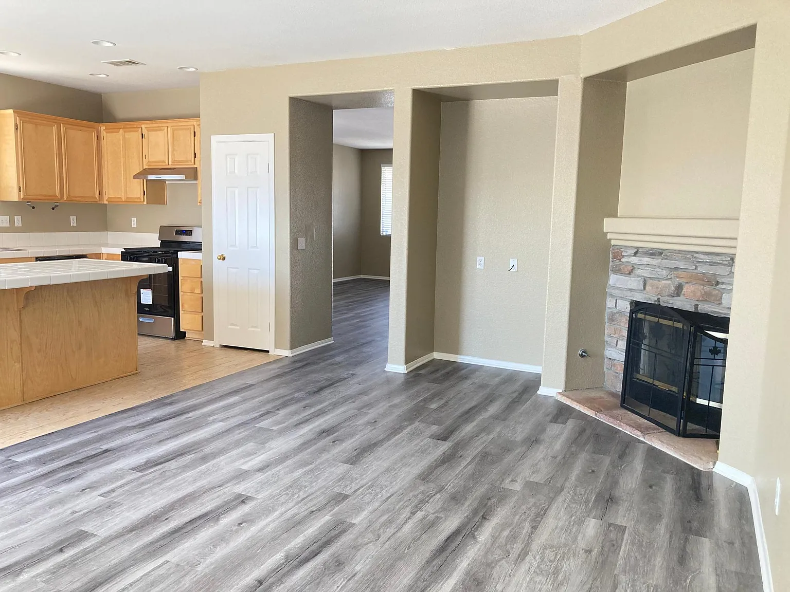 3 bed, 1848 sqft, $2,325 — Photo 4