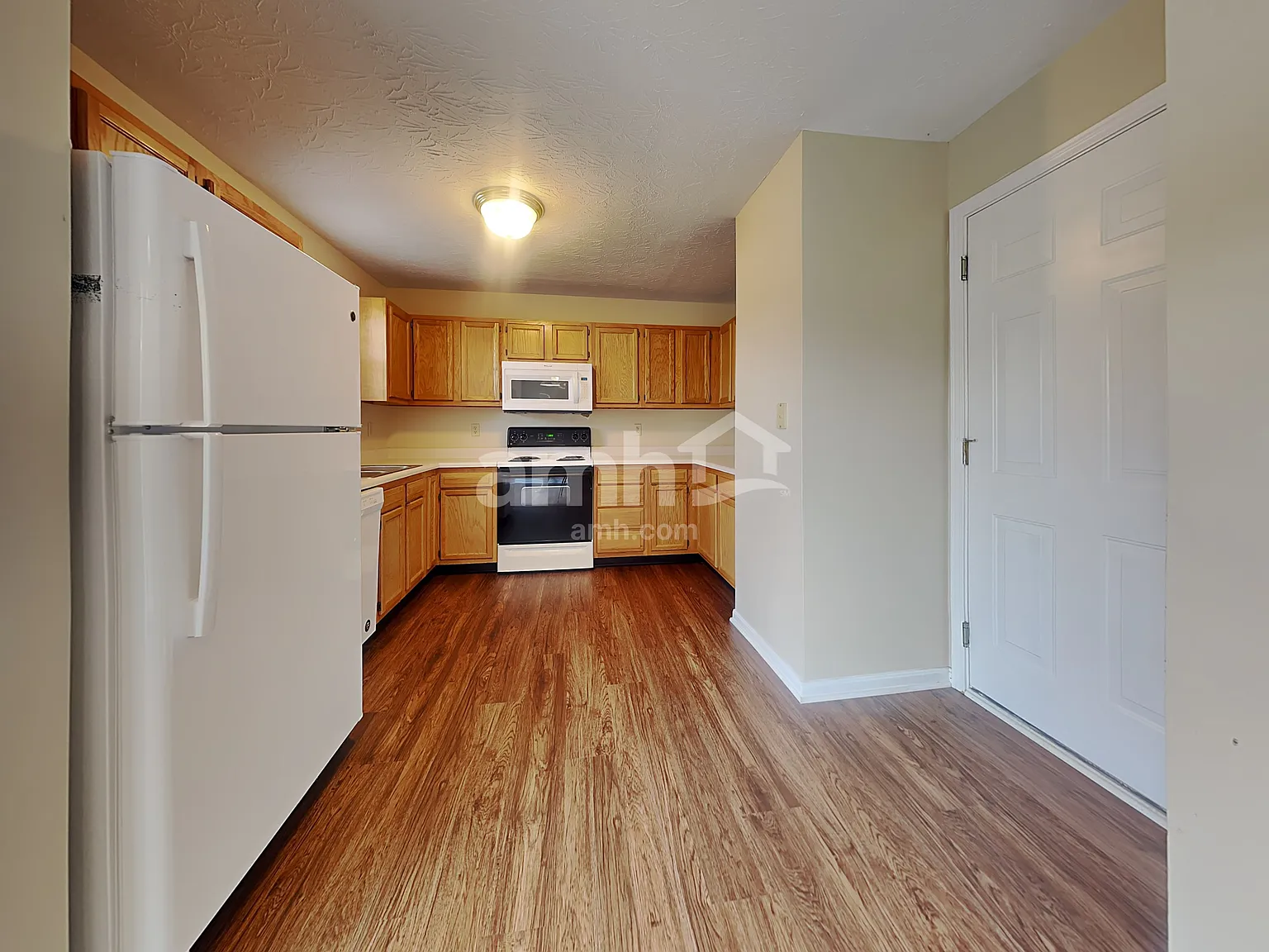 3 bed, 2.5 bath, 1876 sqft, $2,335 — Photo 3
