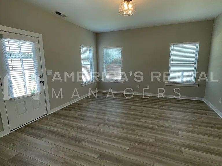 55 Kings Way — Photo 7
