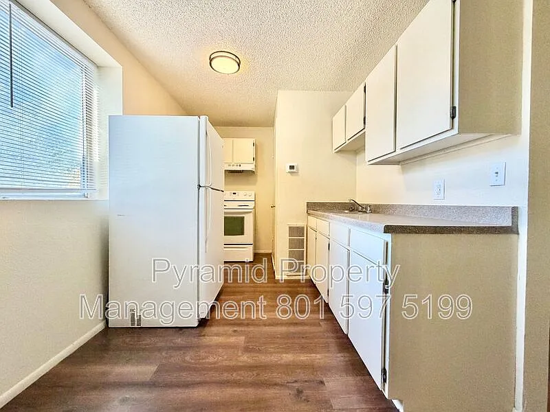 2 bed, 1.0 bath, 700 sqft, $1,200 — Photo 2
