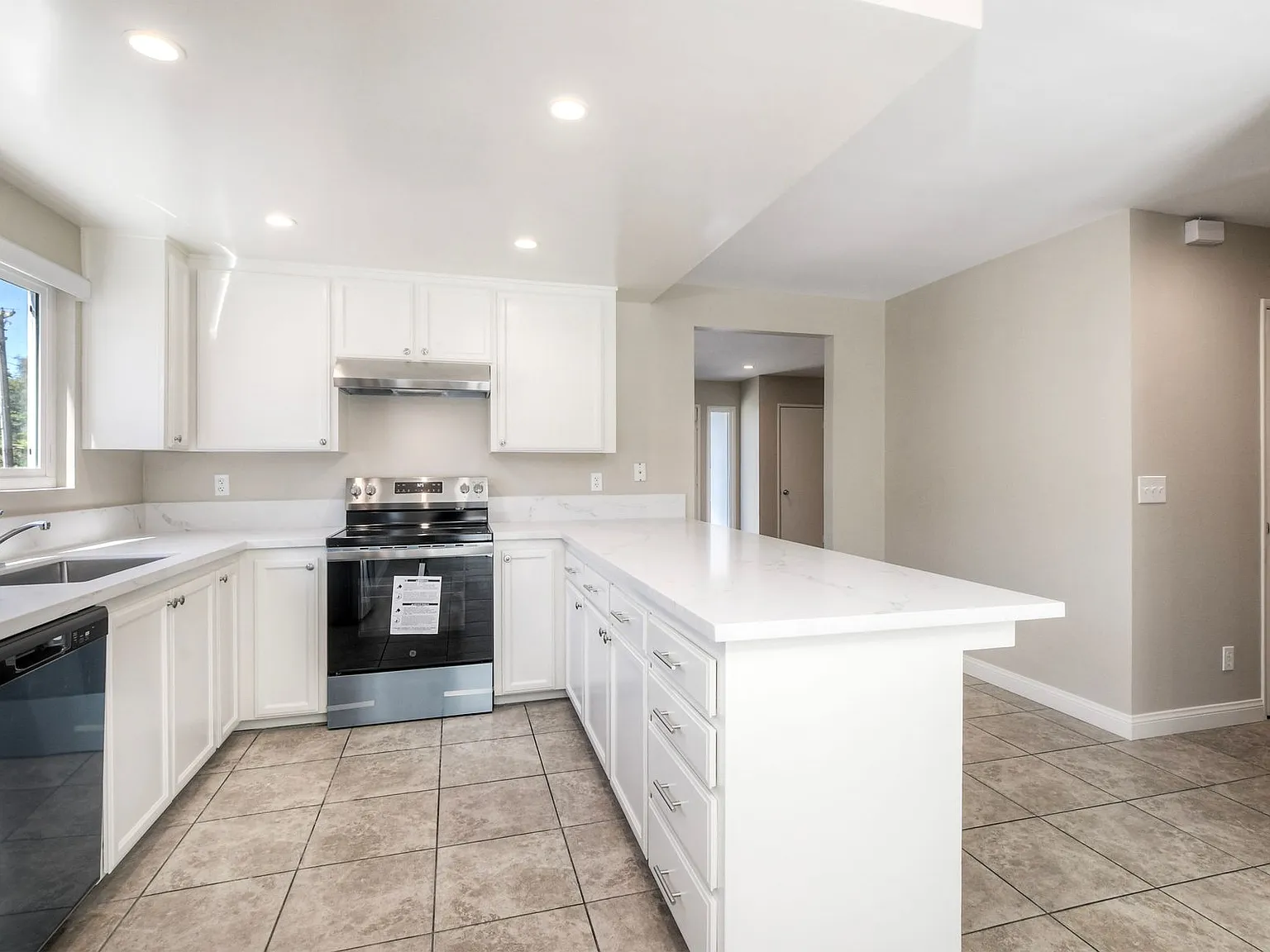 3 bed, 1422 sqft, $3,890 — Photo 3
