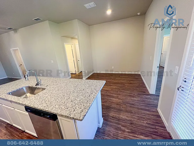 2029 Kenwood Ave — Photo 4