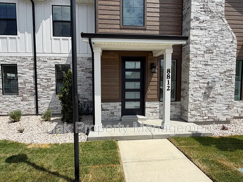 3 bed, 3.0 bath, 2306 sqft, $2,475 — Photo 3