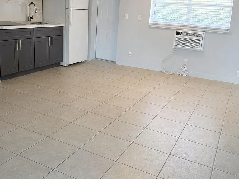 1017 SE 3rd St #3 — Photo 8