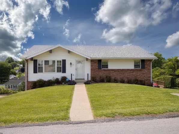15 Crestview Ter, Bridgeport, WV 26330